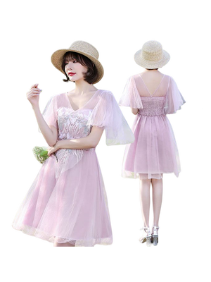 kudapy เดรสราตรีสั้นสีถั่วแดงกะปิ แขนคลุมไหล่ แต่งซีทรูปักผีเสื้อหน้าอก มุกลายดอกไม้ ซิบด้านข้างลำตัว