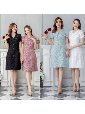 kudapy เดรสสั้นสีดำ/สีน้ำตาล/สีเขียว/สีขาว คอปกมุก ผ้าแจ็คกาด ใส่แล้วดูเพรียว เป็นทรงเข้ารูป มีดีเทลแต่งกระดุม และกระเป๋าช่วงอก เพิ่มความสวยเก๋