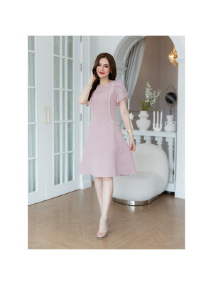 kudapy เดรสสั้นสีชมพู ผ้าญี่ปุ่นมีเทคเจอร์สวยมิติ มาในแพทเทิร์นสวยเรียบหรู มีดีเทลแต่งมุก ช่วงแขนเป็นผ้ามีกลิตเตอร์