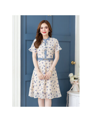 kudapy เดรสสั้นสีขาว ผ้าชีฟอง มีดีเทลระบายช่วงไหล่ถึงอก เป็นกระดุมหน้าเปิดได้จริง ช่วงเอวแต่งอะไหล่ทองเพิ่มความสวย