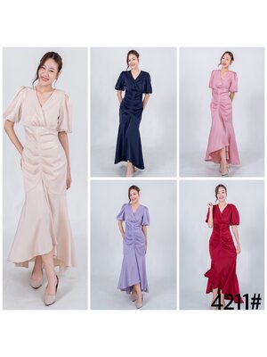 kudapy เดรสยาวทรงคอวี แขนพอง เอวสูง เข้ารูป จับเดรปย่นพรางหน้าท้อง ปลายหางปลาระบาย เนื้อผ้า เกรซซาติน