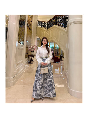 kudapy เซ็ทเสื้อเชิ้ตแขนกุหลาบมาพร้อมกระโปรงยาวพิมพ์ลาย