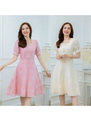 kudapy เดรสสั้นสีชมพู/สีครีม ผ้าทอคอมุก ผ้าสวยเป็นผ้าทอ มีเทคเจอร์ลายดอกนูนน่ารัก มีดีเทลคอมุกช่วงคอและแขน