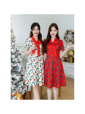kudapy เดรสสั้นสีแดง/สีครีม พิมพ์ลายคริสตมาส มีดีเทลคอโบว์สีแดง แพทเทิร์นเย็บเข้าทรงช่วงเอว ทรงสวย