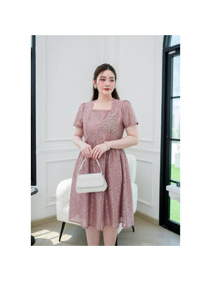 kudapy เดรสผ้าลูกไม้กลิตเตอร์ สไตล์หวานๆ มีกลิตเตอร์ทั้งชุด เอวต่อกระโปรงบาน ช่วงบนเป็นงานคอเหลี่ยม แต่งดอกไม้ประดับที่อก