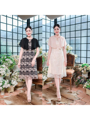 kudapy เดรสสั้นสีครีม/สีดำ ลูกไม้เนื้อนิ่มลายกุหลาบ เดรสทรงบานเล็กน้อยตีเกร็ดหน้าหลังเข้าทรง ช่วงไหล่แต่คลุมระบายด้วยผ้าชีฟอง พรางต้นแขนได้