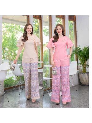 kudapy ชุดเซ็ท (เสื้อ+กางเกง) ตัวเสื้อเป็นผ้าโพลีเอสเตอร์ คอปาด ตัวแขนแต่งระบาย2ชั้น บุซับในมีซิปซ่อนหลัง กางเกงเอวสูงใช้ผ้าโพลีเอสเตอร์