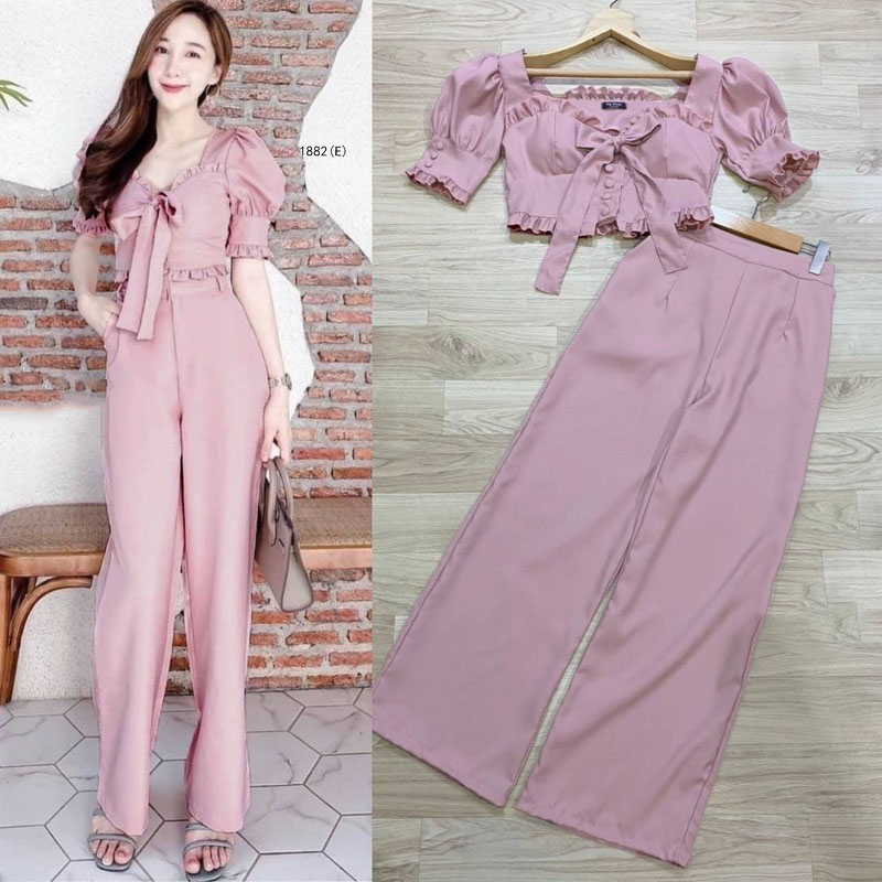 kudapySet 2 ชิ้นสีแดง/ชมพู เสื้อติดกระดุมปั๊มทรงบรา แต่งระบายหยุกหยิก อกผูกโบว์ เนื้อผ้าซาร่า+ กางเกงขายาว