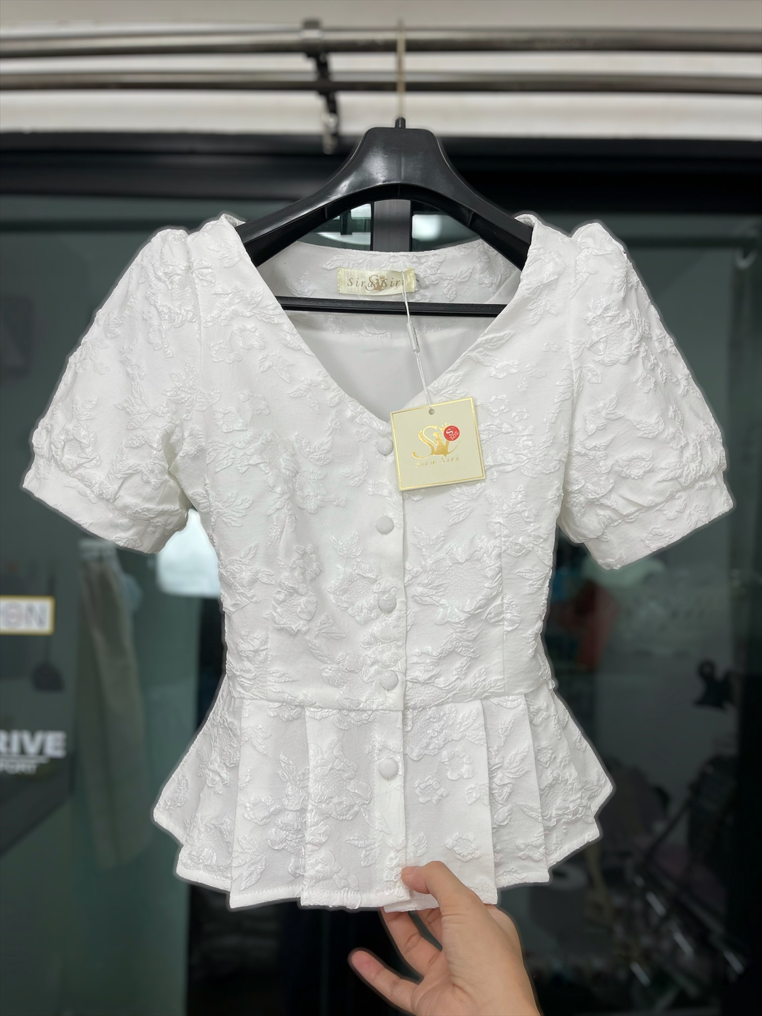 kudapy เสื้อสีขาว+ผ้าถุงสีฟ้า ,สีเหลืองทองทอลาย เซตเข้าชุดใส่ไปงานแต่งสวยๆ