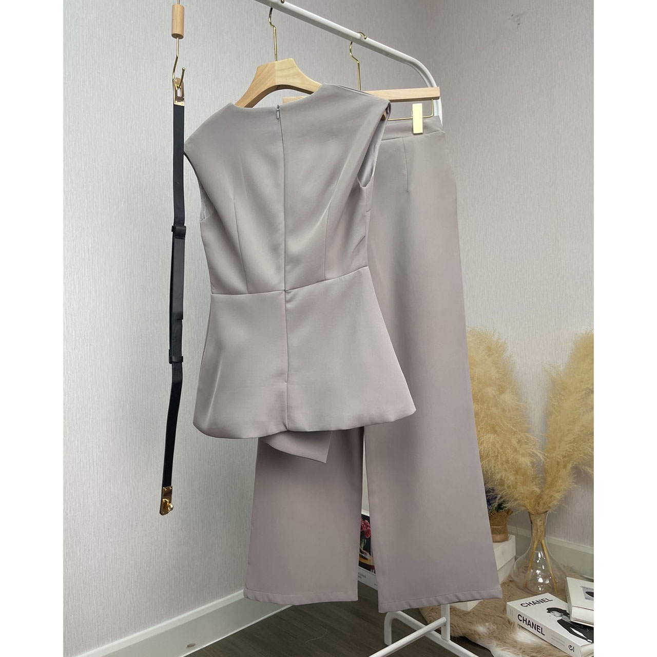 kudapy ชุดเซ็ทเสื้อแขนกุด+กางเกงขายาว ตัวเสื้อออกแบบเย็บจับจีบยาวด้านหน้า ซิปด้านหลัง มีซับในอย่างดี