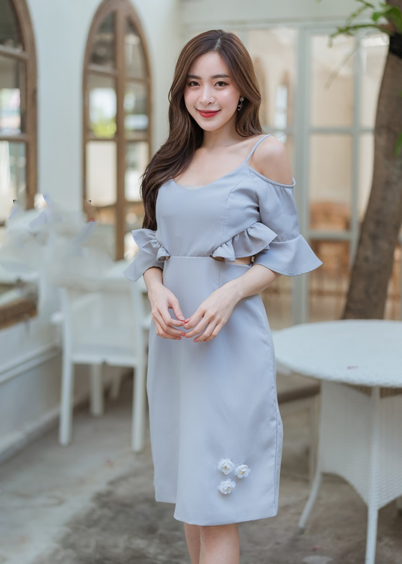 เดรสสั้นสายเดี่ยวสีเทา ทรงปาดไหล่ ดีเทลเปิดข้างช่วงเอวทั้งสองข้าง