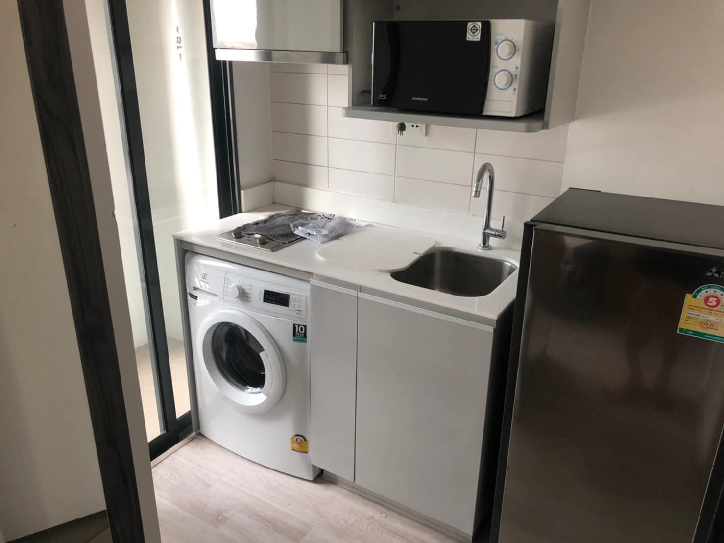 ให้เช่า IDEO Mobi Sathorn (ไอดีโอ โมบิ สาทร) มีเครื่องซักผ้าเฟอร์ครบพร้อมอยู่