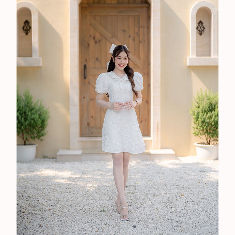 kudapy เดรสสั้นสีน้ำตาล/สีชมพู/สีขาว ทรงเข้ารูปกระโปรงบานผ้าอัดลายดอกนูน คอบัว แขนสม็อค ดีเทลผูกโบว์กลางอก น่ารักมาก