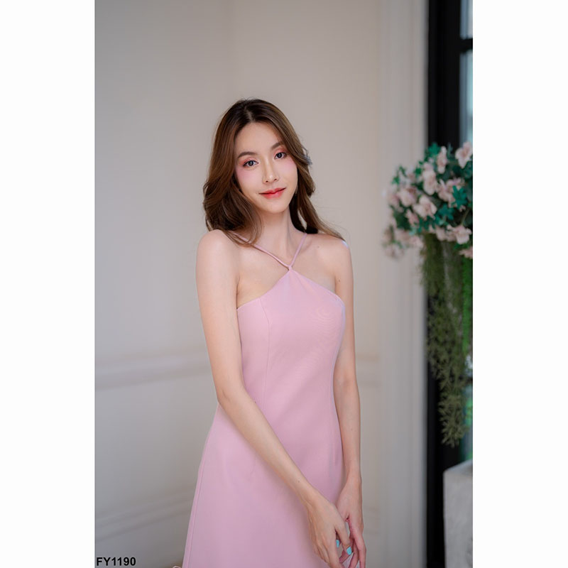 kudapy มินิชุดเดรสสั้นสีชมพู/สีขาว ออกงานเว้าไหล่ แต่งปลายขนนก ผูกเชือกข้างหลัง