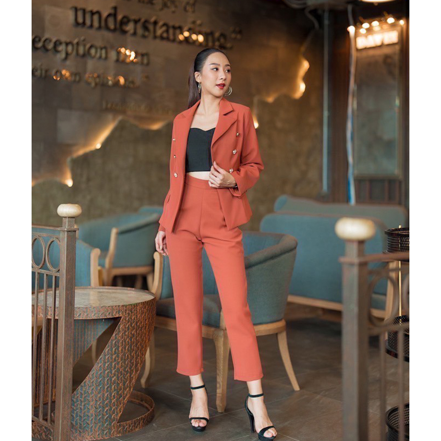 kudapy เสื้อสูท+กางเกง สีส้มอิฐ setsuit เสื้อมีซับในทั้งตัว แต่งกระดุมด้วยหน้าสีขาวทอง 6 เม็ด กระเป๋าจริง มาพร้อมกางเกงขายาว 9 ส่วน