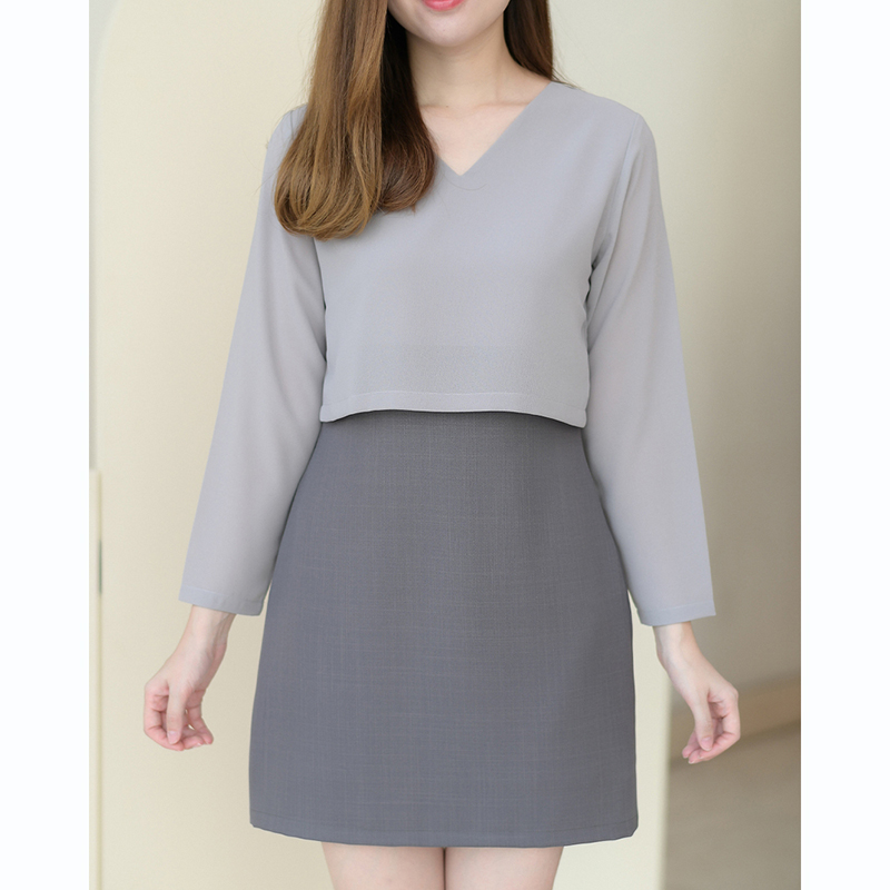 kudapy เดรสสั้นสีดำ/สีเทาเข้ม คอวีแขนยาว เป็นเดรสซิปหลัง ตัดต่อช่วงตัวด้วยผ้าชีฟอง ดูภายนอกเหมือนใส่แยกชิ้น