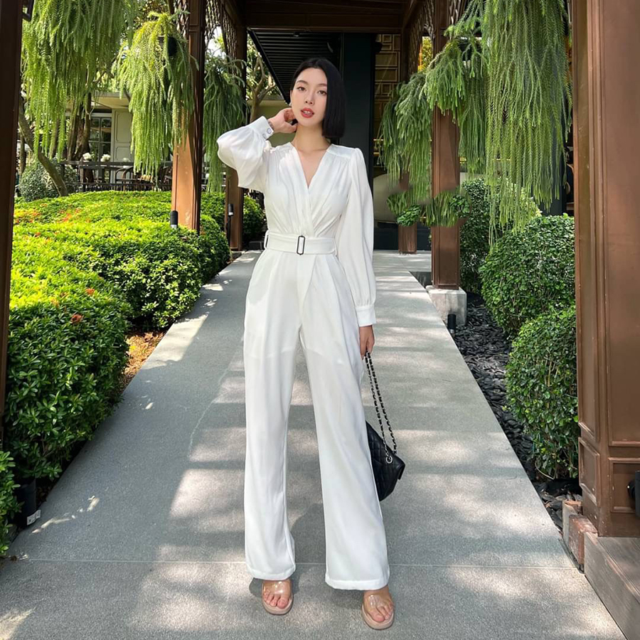 kudapy จั้มสูทขาวยาวสีดำ สีขาว เสื้อชีฟองผ้าพริ้วๆ เย็นใส่สบายมากค่ะ กางเกงมีซับในขาสั้นอย่างดี กระเป๋าจริง เสื้อมีฟองน้ำเสริมที่อก ซิปด้านหลัง