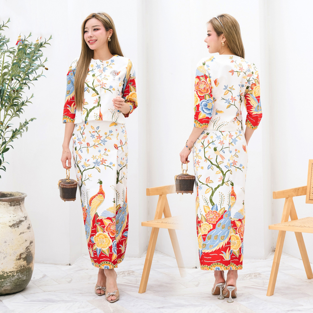 kudapy ชุดเซ็ทเสื้อ+ผ้าถุง พิมพ์ลายปาเต๊ะสีครีมแดงลายดอกไม้ เสื้อกระดุมหน้าทรงเรือนต้น แขนสามส่วน กระโปรงซิปหลังตะขอเกี่ยว จีบหน้า สำเนา