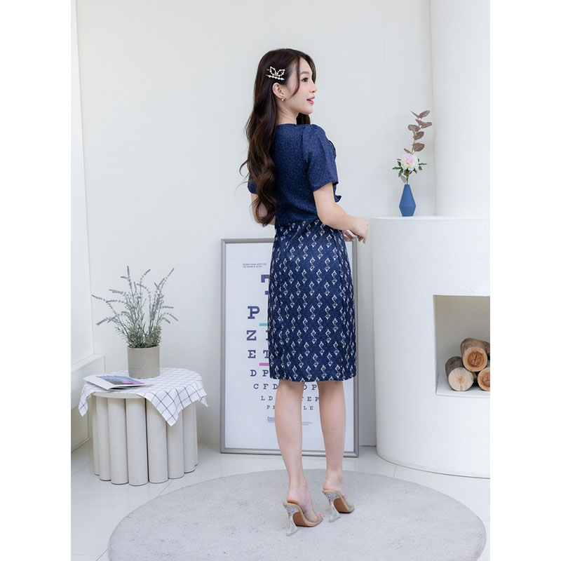 kudapy เดรสสั้นสีชมพู/สีกรม ผ้าพิมพ์ลายไทยตะขอ แต่งโบว์กลางอก ทรงสวย เป็นงานซิปซ่อนด้านหลัง สามารถใส่ไปทำงานได้