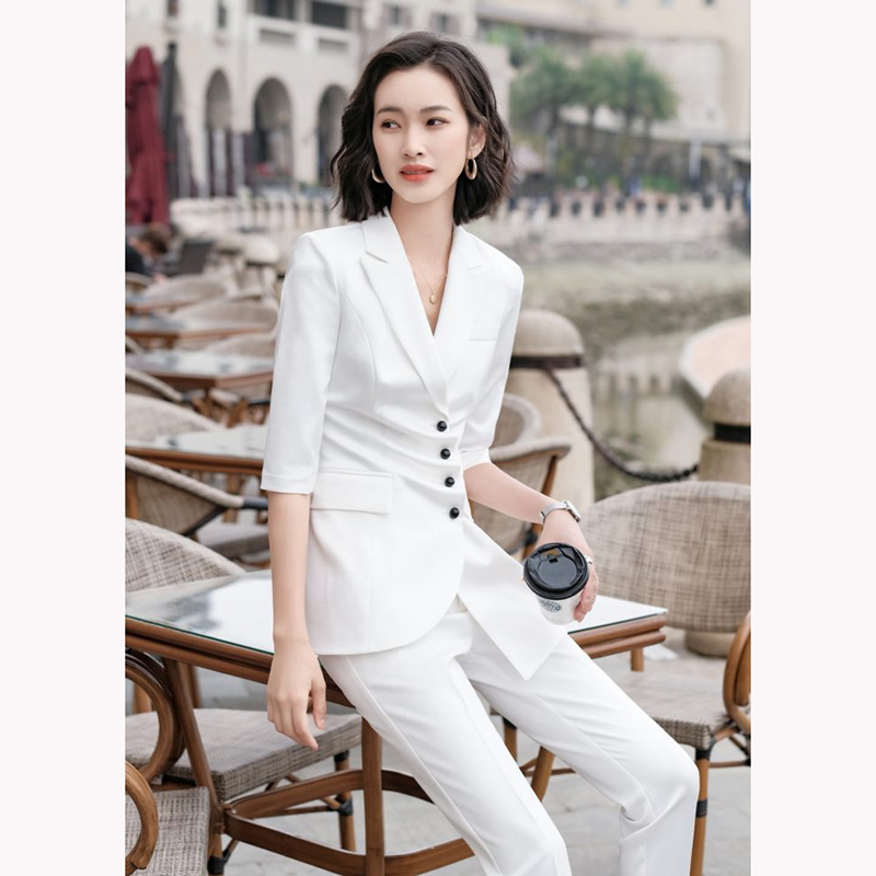 kudapy ชุดสูททำงานผู้หญิงสีขาว/สีครีม แต่งกระดุมแถวพร้อมกางเกง จุดเด่นของชุดนี้คือการออกแบบเพิ่มดีเทลกระดุมด้านหน้าขึ้นมาเพื่อเพิ่มดีสไตล์