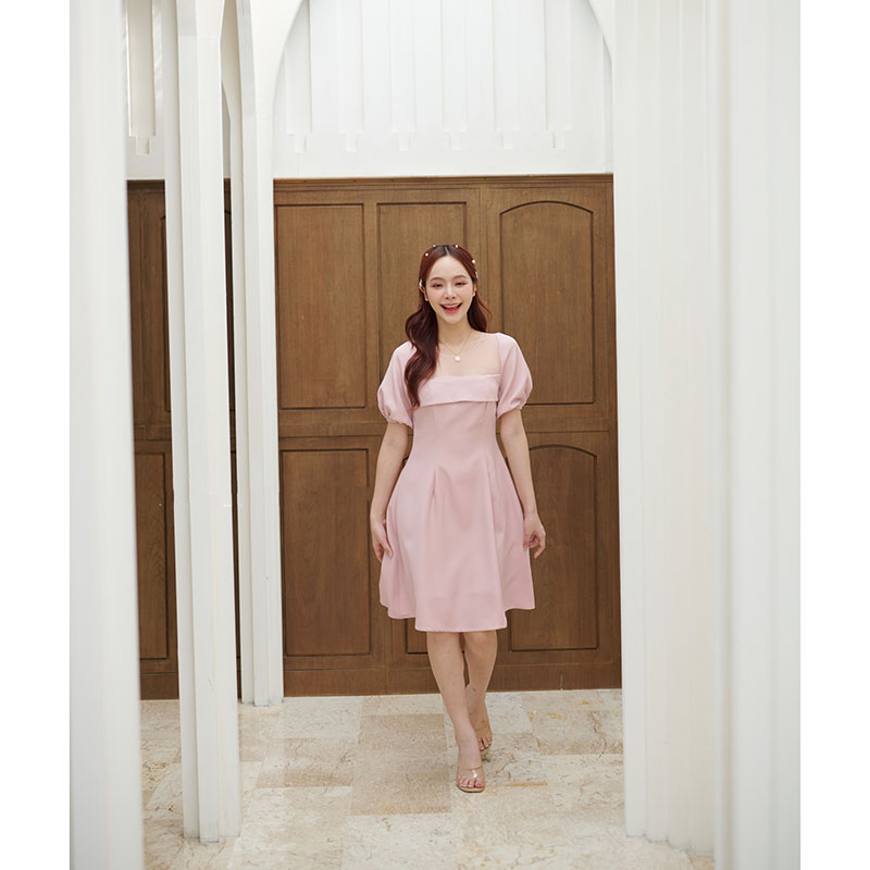 kudapy เดรสสั้นสีชมพู/สีครีม ช่วงเสื้อเป็นคอเหลี่ยมใส่แล้วช่วยให้ดูเพรียว แต่งด้วยผ้าซีทรู ทำให้ดูไม่โป้เกินไป ช่วงอกและเพิ่มดีเทลน่ารักทำคัตติ้งเลเยอร์