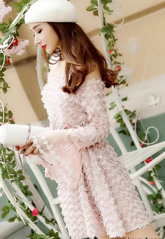 kudapy ชุดเดรสสั้นออกงานเปิดไหล่สีชมพู สวยฟรุ้งฟริ้งเซ็กซี่เบาๆ