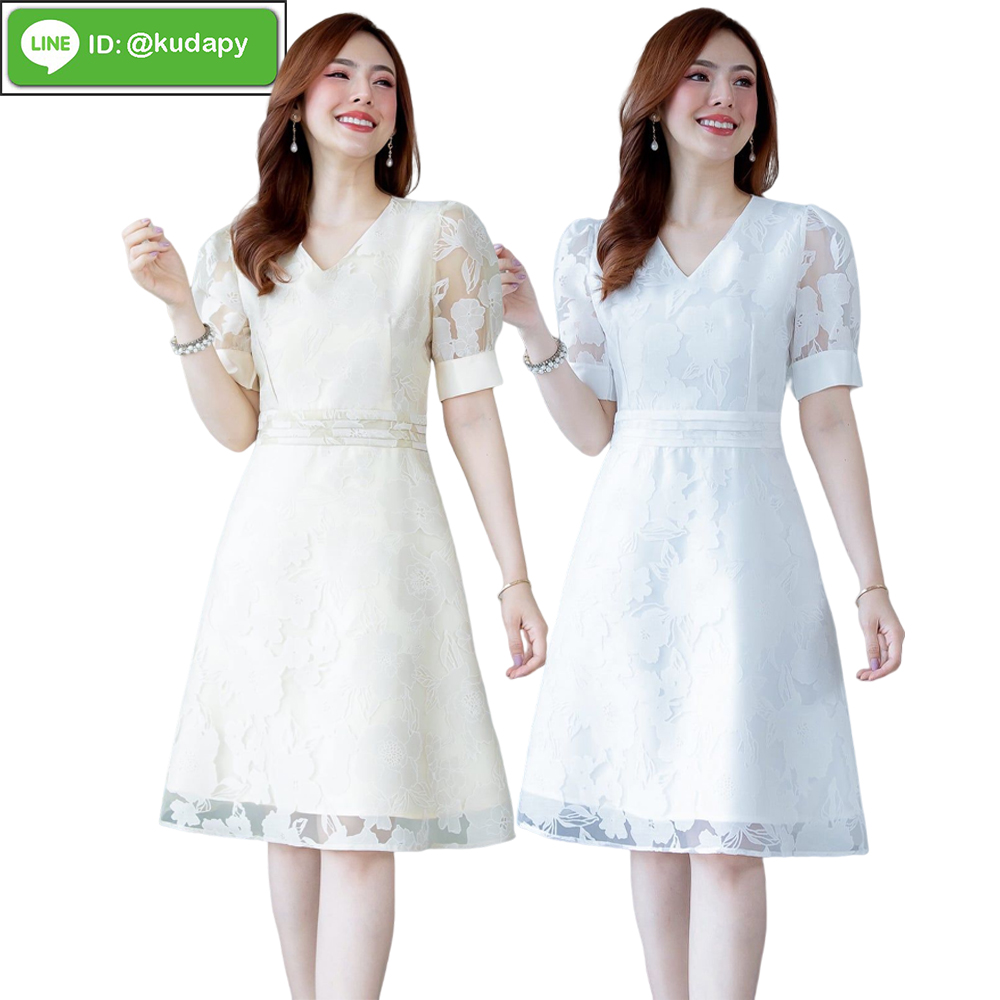 kudapy เดรสสั้นทรงบาน คอวีแขนสั้นสีครีม สีขาวสด แต่งดีเทลตรงไหล่โชว์เนื้อตามแบบ งานสวยเข้าทรงมากค่ะ