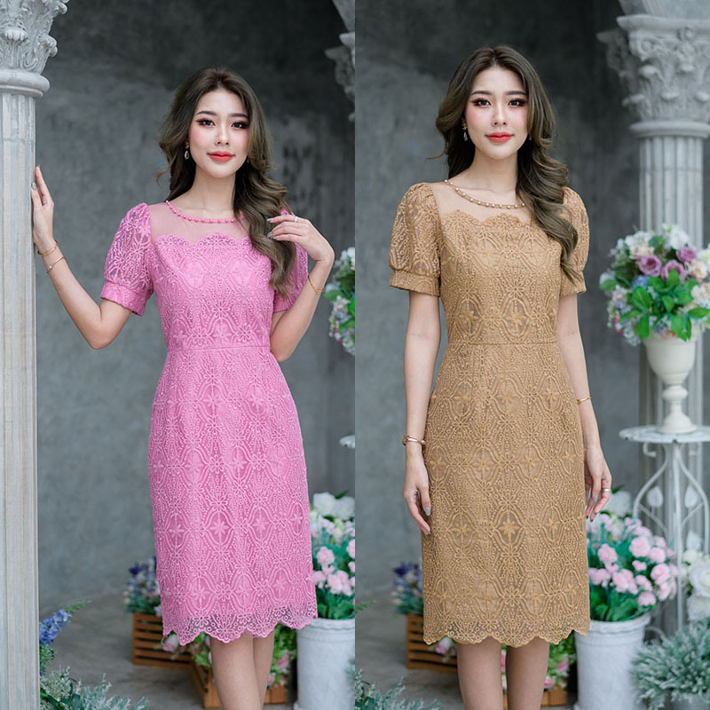 kudapy เดรสสั้นสีชมพู/สีน้ำตาล ลายลูกไม้ เล่นเชิงผ้าช่วงอกเป็นเคิฟ+ผ้าโปร่งซีทรู งานสวยดีเทลน่ารัก มีตกแต่งมุกรอบคอเพิ่มความหวานไปอีก แขนทรงตุ๊กตาน่ารักมาก