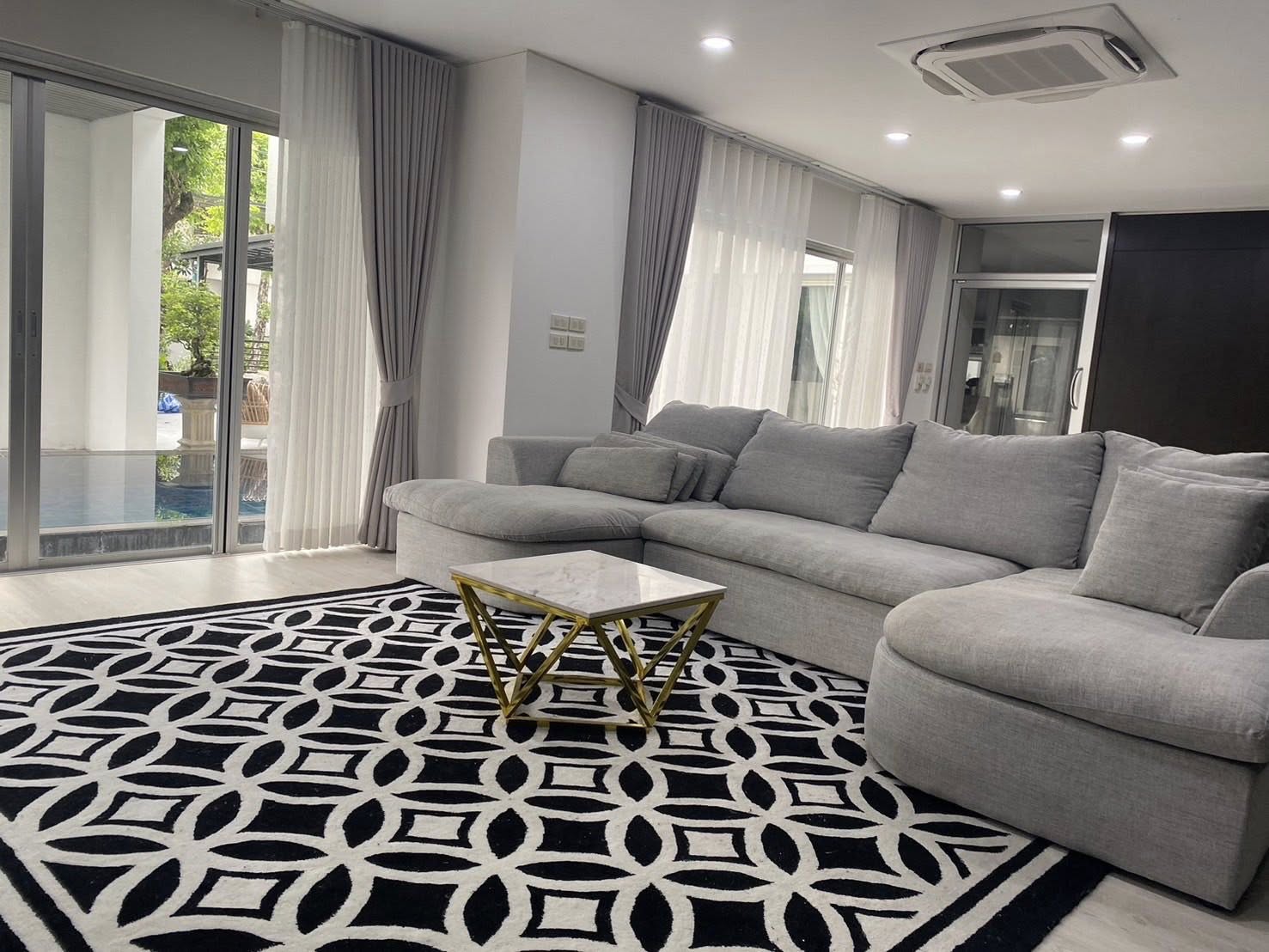 หมู่บ้าน Noble Tara Pattanakarn (โนเบิล ทารา พัฒนาการ) บ้านเดี่ยวขนาดใหญ่2ชั้นหลังมุม โซนพื้นที่ ARL MRT หัวหมาก ให้เช่าและขายห้อง เนื้อที่ 134 ตารางวา พื้นที่ใช้สอย 550 ตารางเมตร 5 ห้องนอน 6 ห้องน้ำ 1 ห้องนั่งเล่น