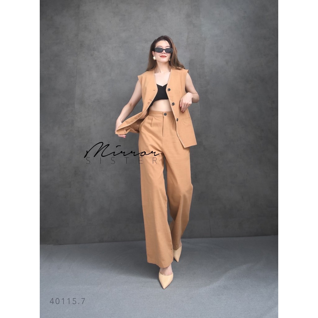 kudapy ชุดเซ็ทสีกากี เซ็ทเสื้อแขนกุด แต่งกระดุมลายกระ แต่งกระเป๋าล้วงได้2ข้างด้านหน้า มาพร้อมกางเกงขากระบอกเข้าชุดกัน