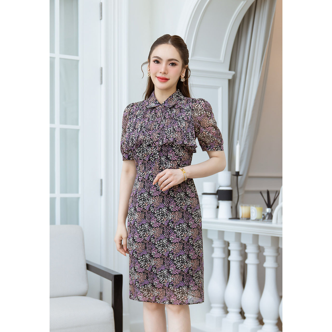 kudapy เดรสคอปกอกพลีทระบาย ลายดอกเล็กสวยละมุน ช่วงอกเป็นกระดุมใบโควเวอร์ดำ เปิดได้จริง ดีเทลช่วงอกอัดพลีทสวยมีวอลุ่ม