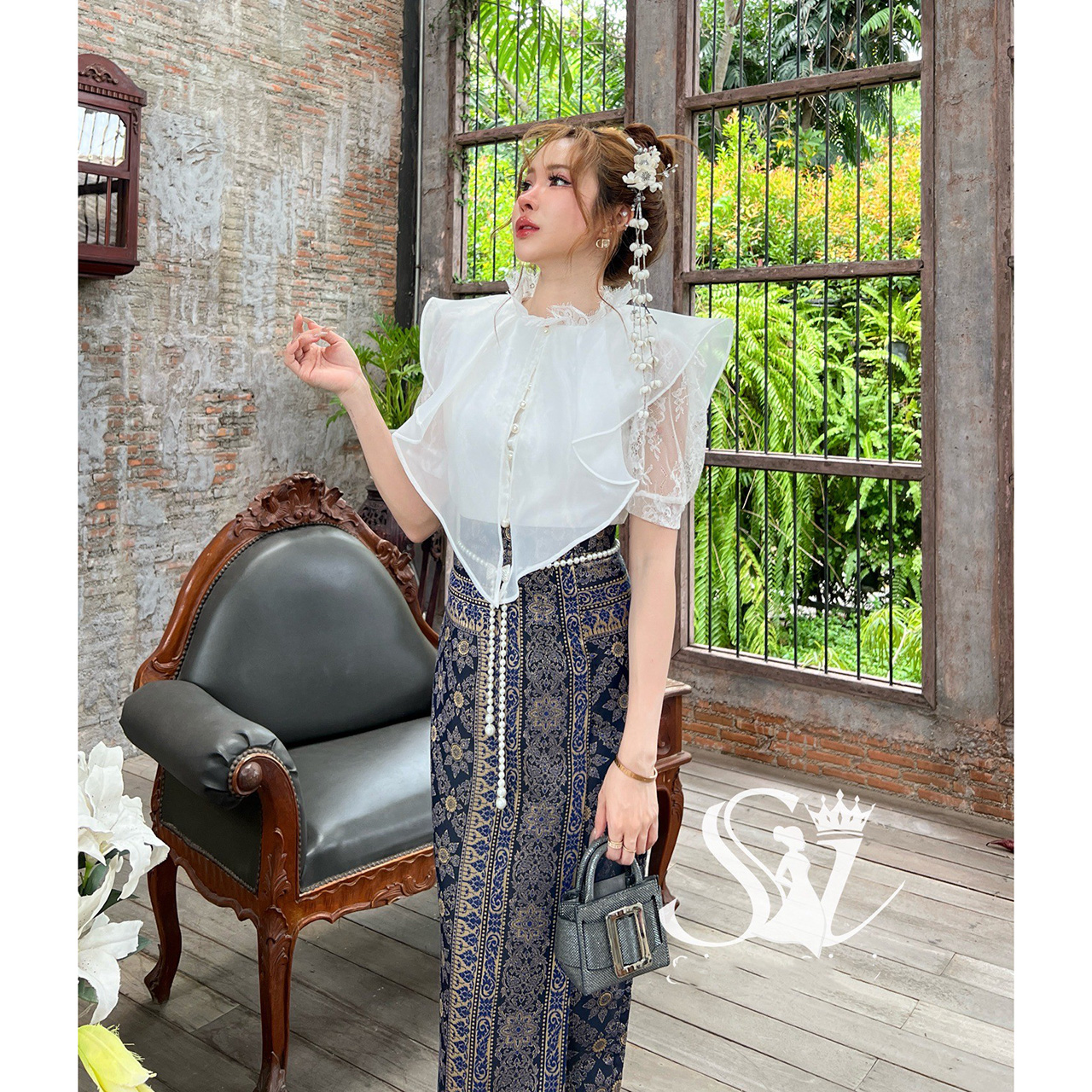 kudapy ชุดเซ็ท ลูกไม้แขนต๊กตา แต่งระบายทรงระย้า กระดุมมุกหรูหรา มีซับในสอง 2 ชั้น ผ้าถุงสำเร็จรูป ผ้าฝ้ายทอลายบุพเพ มีซิปหลัง