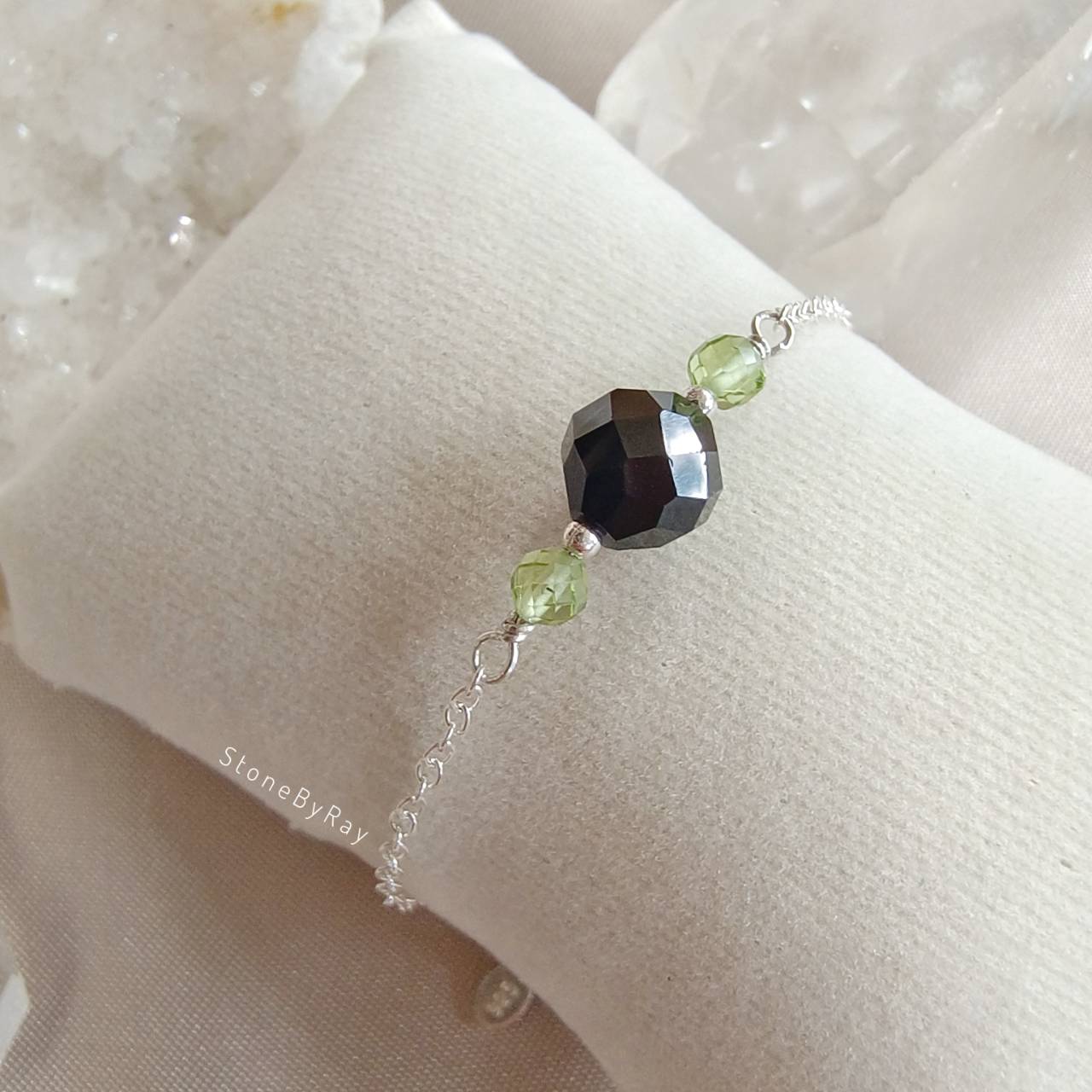 สร้อยข้อมือเงินหินนิลเจียรเหลี่ยม Black Spinel