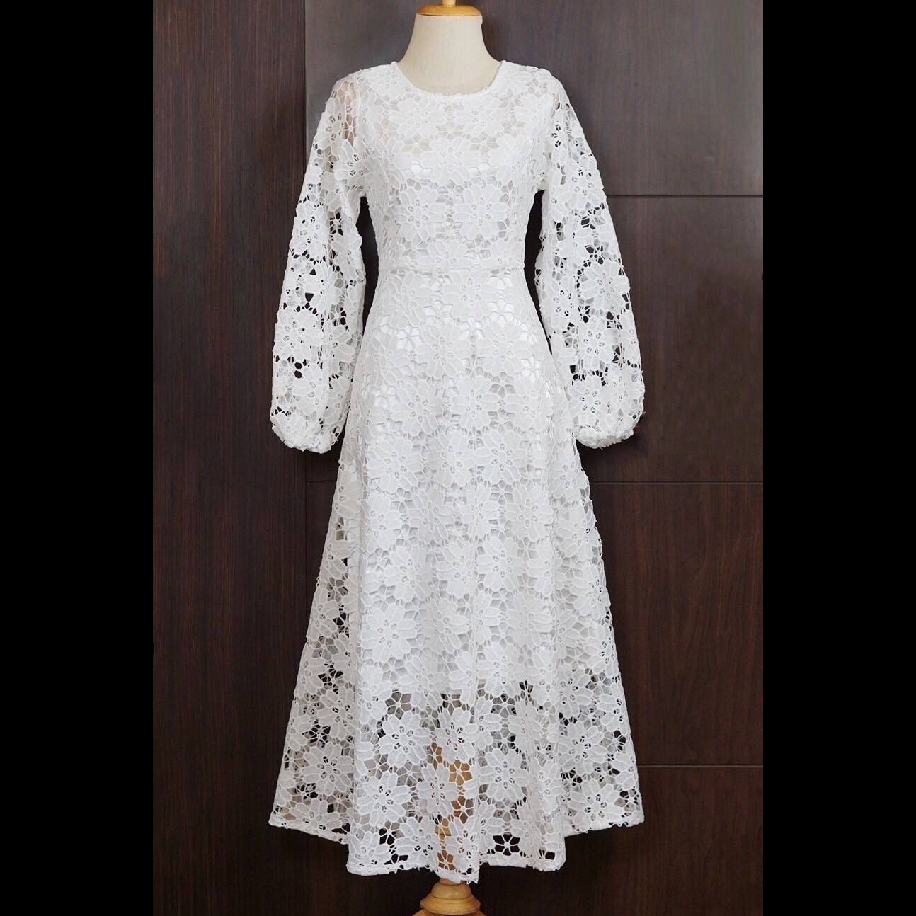 kudapy เดรสลูกไม้แขนยาว+เข็มขัด สีกรมท่า สีขาว สีเหลือง สีชมพู เดรสลายดอกไม้ลายชัดแน่นสวย ซิปยาวซ่อนด้านหลัง