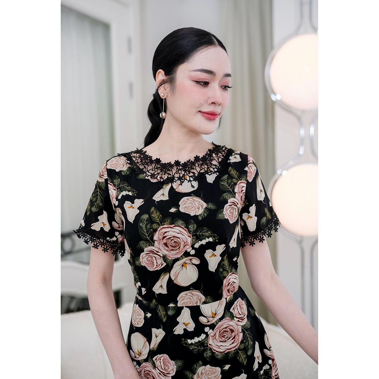 kudapy เดรสสั้นสีดำ/สีครีม ผ้าพิมพ์ลายกุหลาบ เนื้อผ้าเย็นลื่นเย็นใส่สบาย รอบคอตกแต่งด้วยแผงคอลูกไม้สวยหวาน ปลายแจนแต่งด้วยลูกไม้น่ารัก