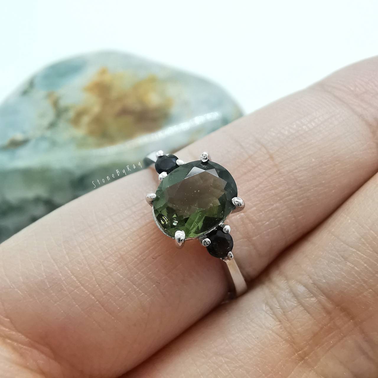 แหวนเงินสะเก็ดดาวโมดาไวท์กับสะเก็ดดาวสีดำ Moldavite+Tektite