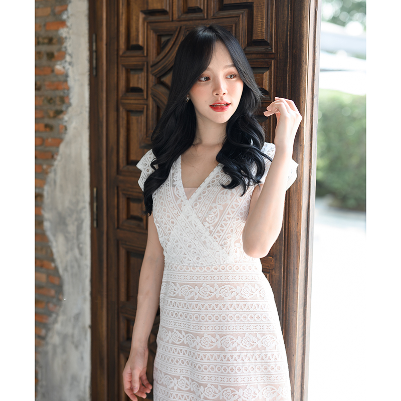 kudapy เดรสสั้นสีชมพู/สีขาว ลูกไม้ดีไซน์เก๋ ช่วงคอเป็นคอวี ต่อด้วยกระโปรงทรงเอ ใช้เทคนิคการวางลายผ้าสลับกันช่วงเสื้อและกระโปรงทำให้ดูมีมิติ