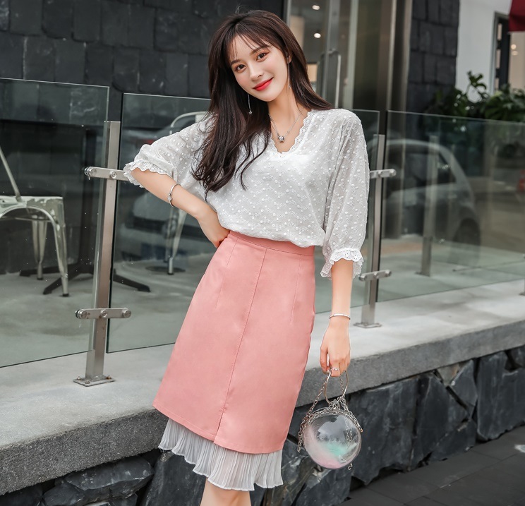 ชุดเซ็ท 2 ชิ้น เสื้อลูกไม้ฉลุสีขาว+กระโปรงสีชมพูแต่งระบาย ทรงน่ารักมากๆๆค่ะ