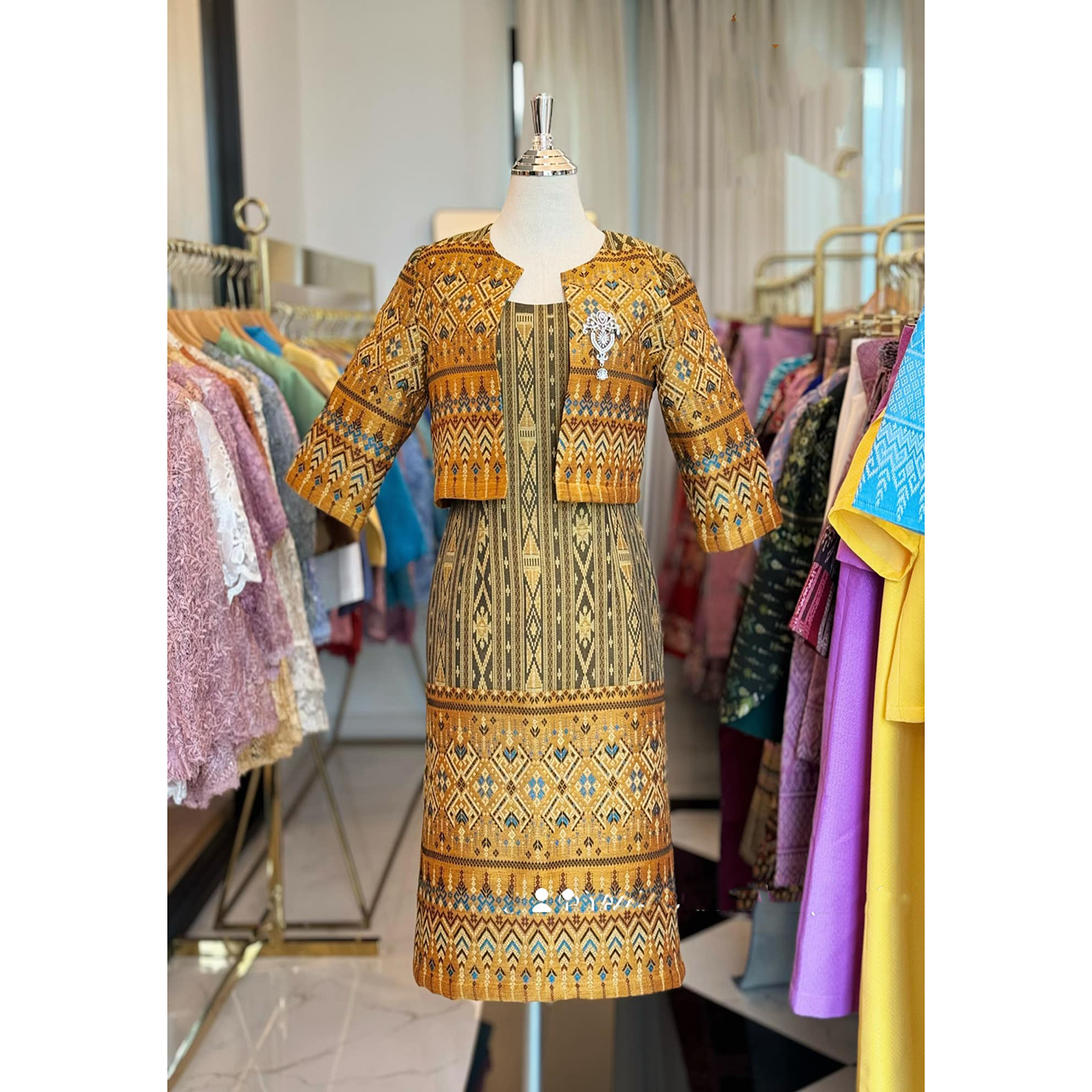 kudapy เดรสสีทอง/สีม่วง ผ้าฝ้ายลายไทลื้อมาพร้อมเสื้อคลุมโดดเด่นเรื่องลายผ้าสวยงาม