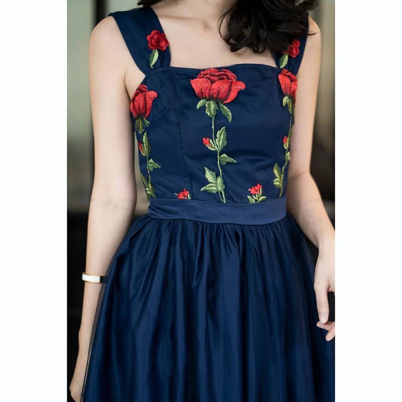 kudapy เดรสสั้นสีกรม/ครีม ใช้ผ้าชีทรูปัดลายกุหลาบพร้อมซับอย่างดีในการตัดเย็บ