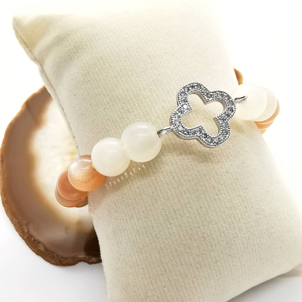 สร้อยข้อมือมัลติมูนสโตนร้อยกับจี้เงินใบโคลเวอร์