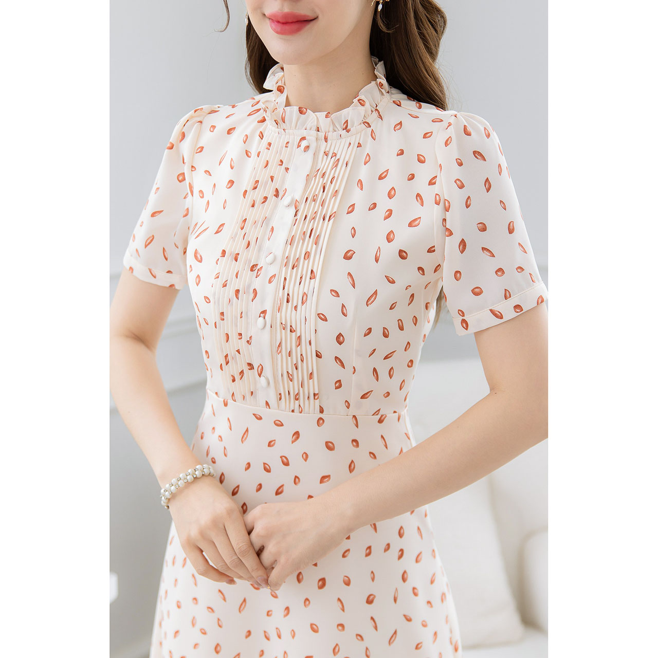 kudapy เดรสลายใบไม้ โทนสีสวยสะอาดตา ช่วงอกเย็บเป็นเกล็ดแนวตั้งระหว่างกระดุม ช่วงคอจับจีบเพิ่มความสวยละมุน