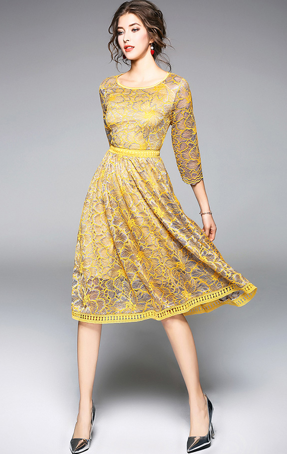 เดรสสั้นยาวคลุมขาวคอกลมสีเหลืองแต่งลายลูกไม้ที่เอวและชายกระโปรงแขนยาวสามส่วน งานมีซับใน ซิปหลังอย่างดี รุ่นนี้ขายดีสุดๆ M