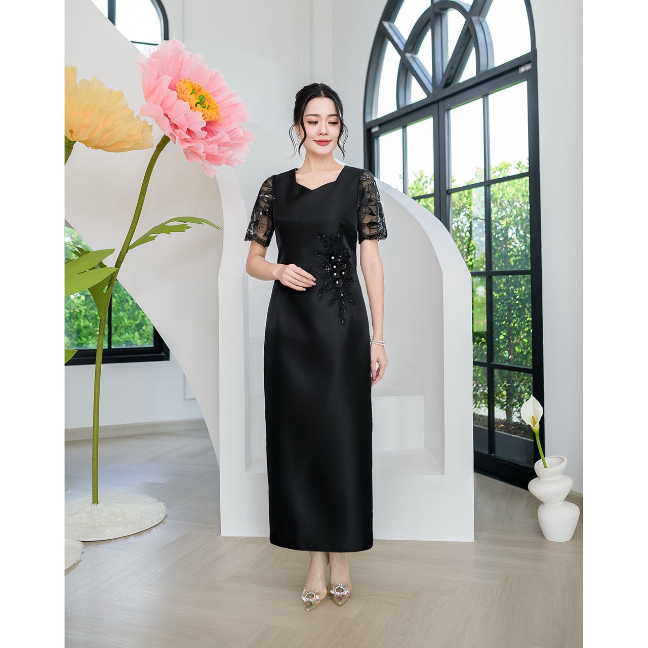 kudapy เดรสผ้าไหมอัดกาวทั้งชุด งานทรงตรงสวยเรียบหรู ด้านหลังกระโปรงผ่า แต่งลูกไม้แต่งเลื่อมช่วงแขนและตกแต่งดอกไม้ประดับช่วงเอว