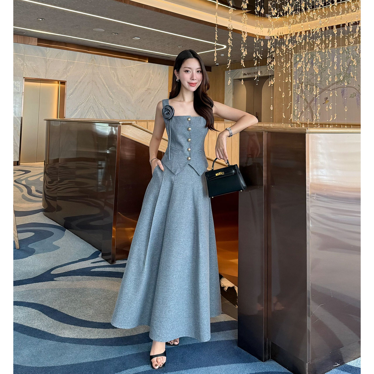 kudapy Set 3 ชิ้น : เสื้อแขนกุด+กระโปรง+เข็มกลัดดอกไม้ เซ็ทเสื้อแขนกุดมาพร้อมกระโปรงยาวทรงปล่อย เสื้อเป็นกระดุมจริง ตกแต่งกระเป๋าหลอกด้านหน้าซ้ายขวา