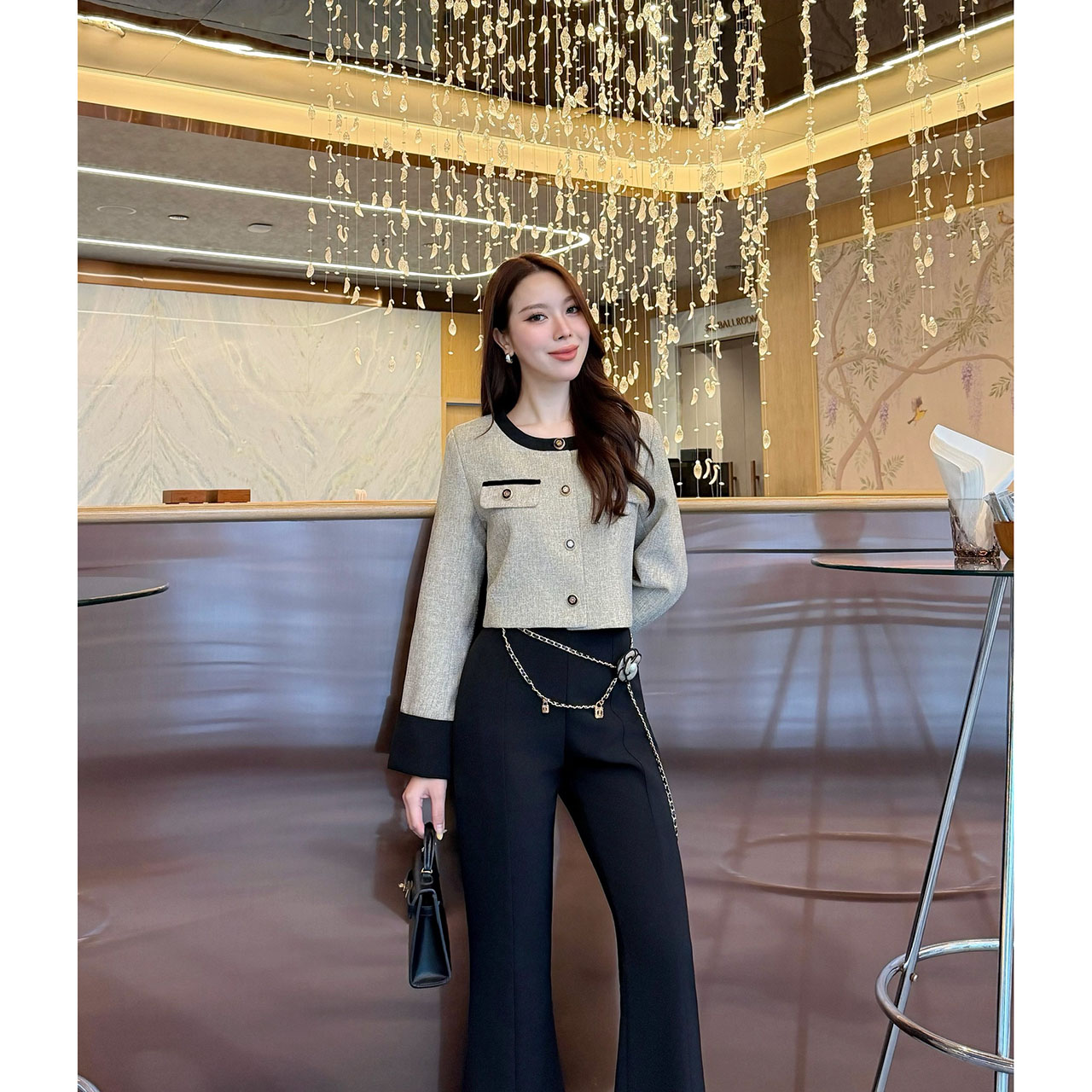 kudapy เซ็ทเสื้อครอปสูท ผ้าเนื้อทอแน่นสีสวยคลาสสิก ตัดต่อขอบสีดำบริเวณคอ แขน และชายเสื้อ เพิ่มความคมชัด กระดุมหน้าเรียงแนวตั้งแบบมินิมอล