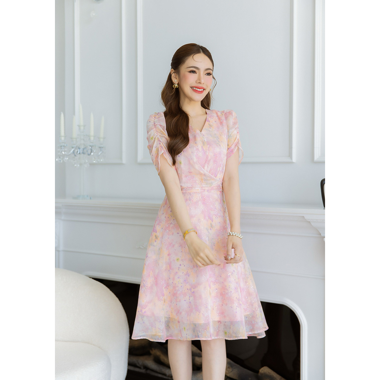 kudapy เดรสผ้าไหมชีฟอง บางเบามีประกายวิ้งค์ๆ ผ้าสีสวยมาก เนื้อผ้าจะโปร่งแสง ดีเทลช่วงแขนเย็บจั้มสวยมีเลเยอร์ ช่วงเอวตีเกล็ด