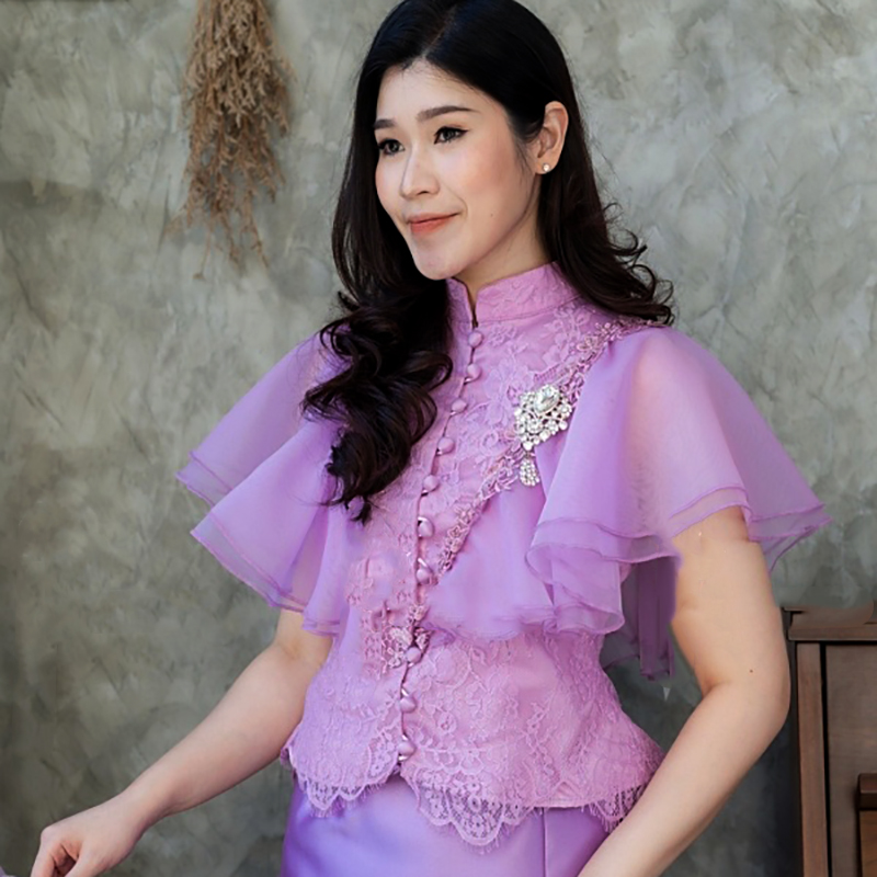 kudapy เสื้อลูกไม้ สีขาว/สีม่วง/สีชมพูอ่อน แต่งระบายรอบไหล่ เก็บเอวเข้าทรง งานสวยมาก