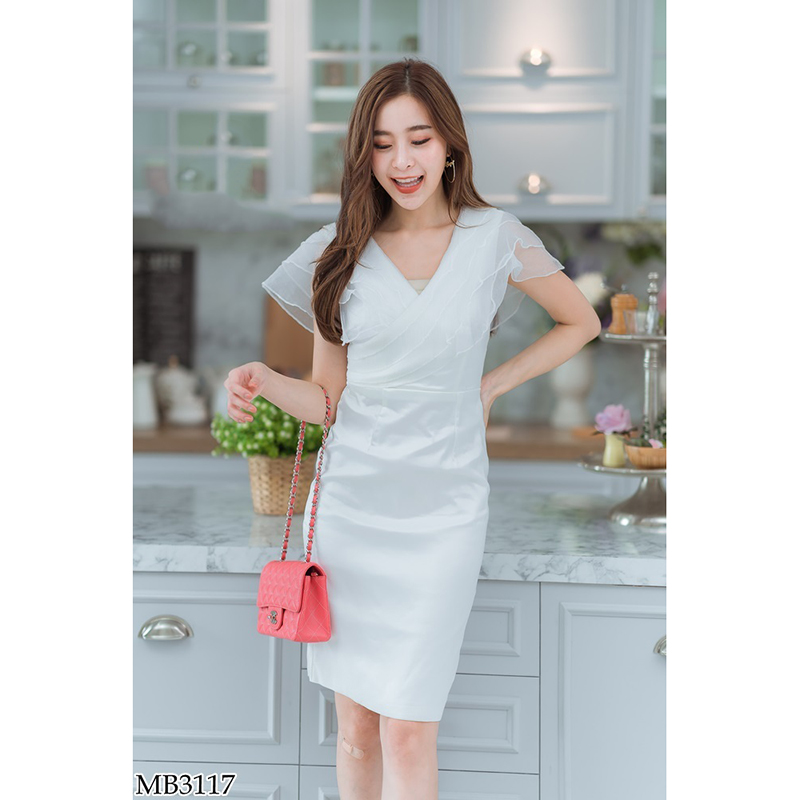 kudapy เดรสสั้นสีครีม/สีน้ำตาล/สีชมพู/สีขาว เข้ารูปคอไขว้ระบายผ้าแก้ว