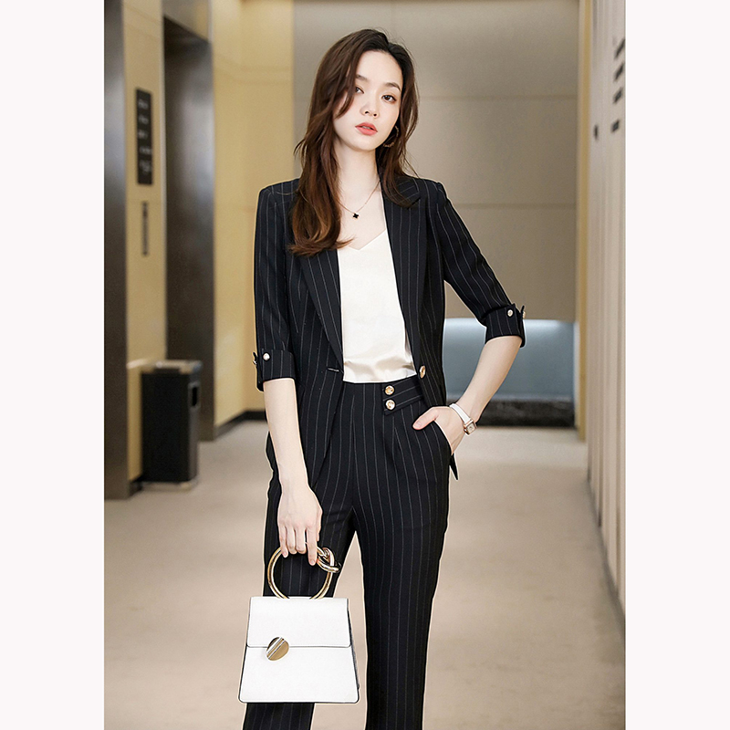 kudapy ชุดสูททำงานผู้หญิงสีดำ/สีขาว/สีเบจ แขนสามส่วนลายทางพร้อมกางเกง จุดเด่นของชุดนี้คือการออกแบบให้เป็นลายทางเพื่อเพิ่มสไตล์